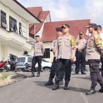 Kapolres Tapsel, AKBP Yasir Ahmadi, dan PJU saat mengecek kelanjutan proses pembangunan Ruang SPKT dan Barak Dalmas Mako Polres yang baru
