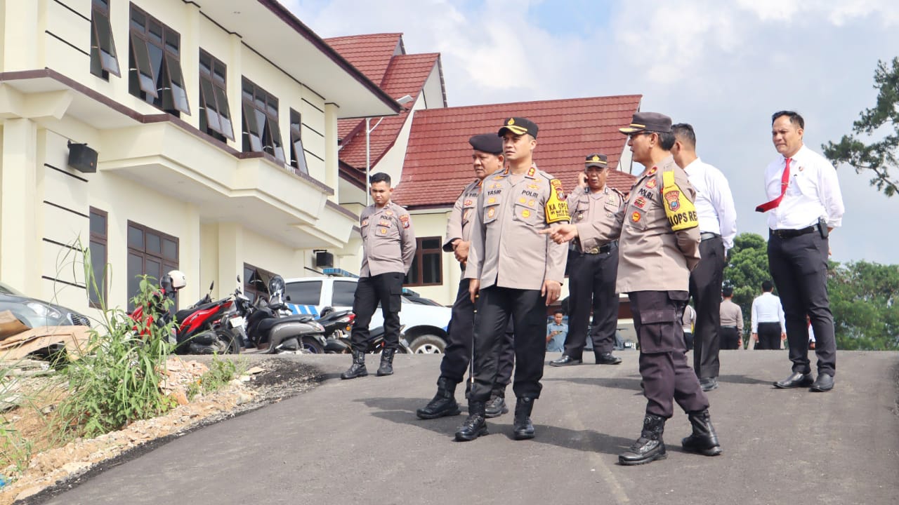 Kapolres Tapsel, AKBP Yasir Ahmadi, dan PJU saat mengecek kelanjutan proses pembangunan Ruang SPKT dan Barak Dalmas Mako Polres yang baru