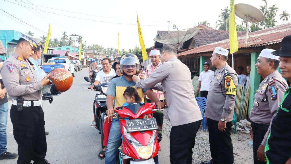 Ops Keselamatan Toba, Kapolres dan Kasat Lantas Polres Tapsel Bagi-bagi Helm Gratis