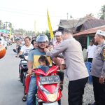 Kapolres Tapsel, AKBP Yasir Ahmadi, didampingi Kasat Lantas, AKP Dahnial Saragih, saat membagi-bagikan helm gratis pada Ops Keselamatan Toba 2024 yang berketepatan dengan program Ramadan Berkah Polres Tapsel