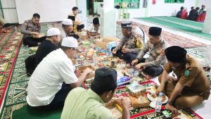 Berbuka Puasa, AKBP Yasir Duduk Sama Rendah dengan Masyarakat