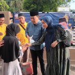 Ja'far Ritonga dan istri tercinta, Zakiyah Siregar, saat bagi-bagi takjil