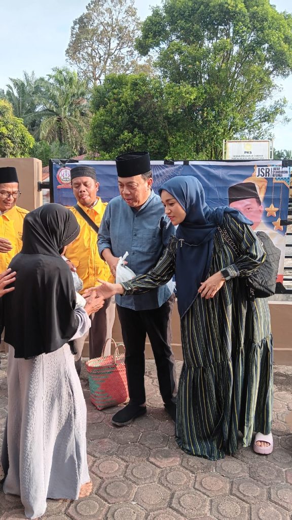 Bagi-bagi Takjil, Ja’far Ritonga Bawa Pesan Indahnya Ramadan