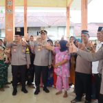 Ratusan Emak-emak begitu senangnya menyambut kedatangan Kapolres Tapsel, AKBP Yasir Ahmadi, dan rombongan yang menggelar Pasar Murah di Kelurahan Pasar Matanggor, Kecamatan Batang Onang, Kabupaten Padang Lawas Utara
