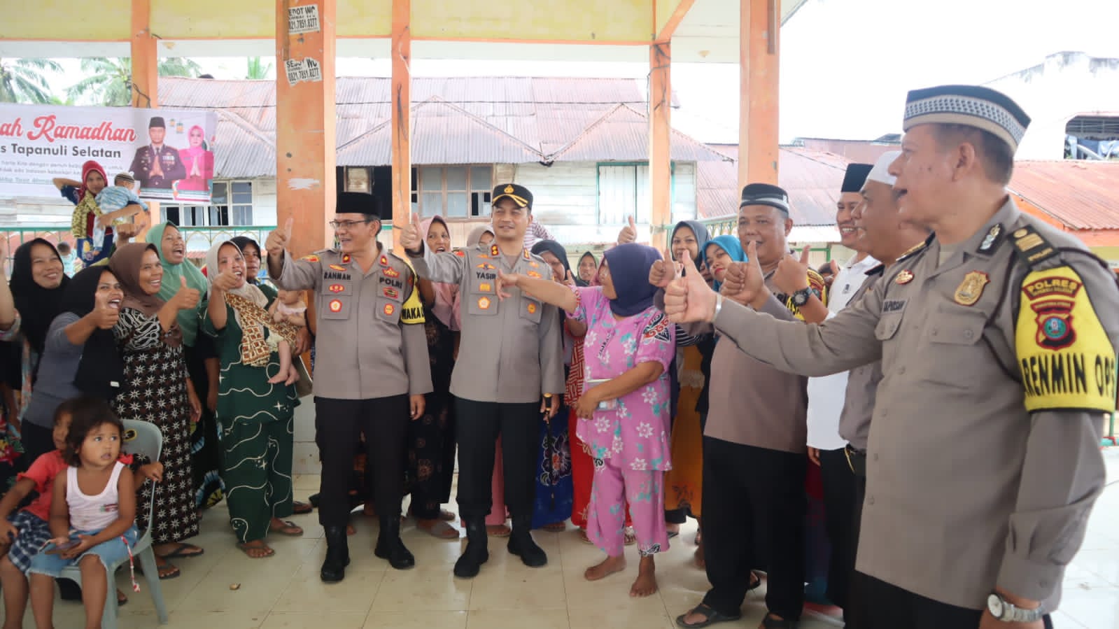 Ratusan Emak-emak begitu senangnya menyambut kedatangan Kapolres Tapsel, AKBP Yasir Ahmadi, dan rombongan yang menggelar Pasar Murah di Kelurahan Pasar Matanggor, Kecamatan Batang Onang, Kabupaten Padang Lawas Utara