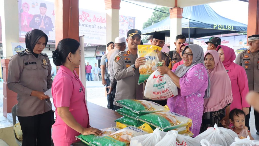 Kapolres Sahabat Emak-emak, Simak Keceriaan AKBP Yasir Bagi Sembako Murah Ramadan Berkah