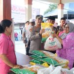 Keceriaan Kapolres sahabat Emak-emak, AKBP Yasir Ahmadi, saat membaur bersama masyarakat sembari membagikan sembako murah pada program Ramadan Berkah Polres Tapsel