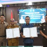 Kajari Dr Lambok MJ Sidabutar, dan Pj Wali Kota, Dr Letnan Dalimunthe, tunjukkan naskah perjanjian kerjasama antara Kejari dan Pemko Padangsidimpuan