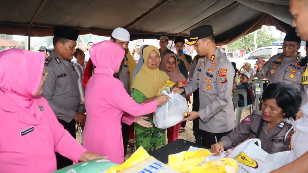 Di Aek Godang, AKBP Yasir Kembali Berbagi Sembako Murah ke Emak-emak