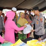 Kapolres Tapsel, AKBP Yasir Ahmadi, serahkan sembako murah ke Emak-emak dalam program Ramadan Berkah Polres Tapsel di Aek Godang