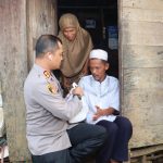 Kapolres Tapsel, AKBP Yasir Ahmadi, mengisi ngabuburit puasa dengan menyantuni warga Pra Sejahtera