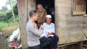 Kapolres Ngabuburit, AKBP Yasir Santuni Dua Warga Pra Sejahtera