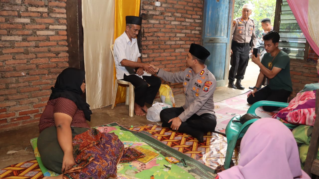 Kapolres Tapsel, AKBP Yasir Ahmadi, mengisi ngabuburit puasa dengan menyantuni warga Pra Sejahtera