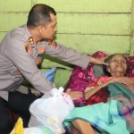 Dengan lembutnya, Kapolres Tapsel, AKBP Yasir Ahmadi, menyantuni warga Pra Sejahtera Ibu Samsia