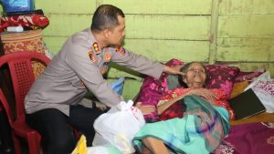 Kapolres Humanis, AKBP Yasir Sentuh Warga Pra Sejahtera yang Hanya Bisa Terbaring