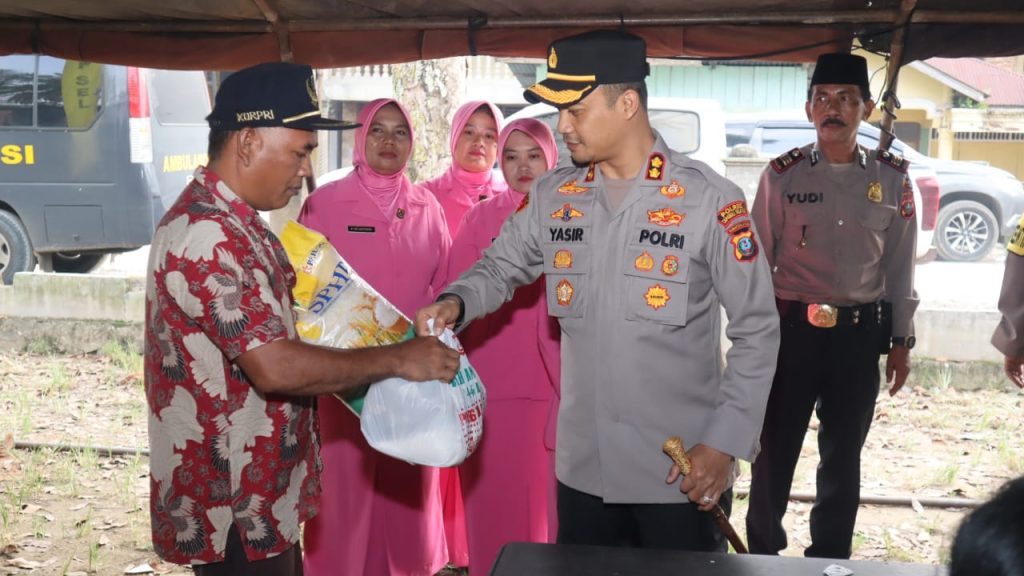 Ramadan Berkah, AKBP Yasir Jangkau Daerah Terjauh di Paluta Bagikan Sembako Murah