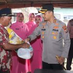 Kapolres Tapsel, AKBP Yasir, saat menyerahkan sembako murah di Pasar Tradisional Sipiongot dalam program Ramadan Berkah