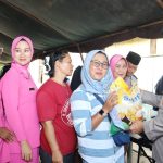 Keceriaan Emak-emak saat mengambil sembako murah dari Kapolres Tapsel, AKBP Yasir Ahmadi, dalam program Ramadan Berkah