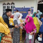 Senyum sumringah masyarakat Poken Huta Ginjang merekah, saat Ja'far Syahbuddin Ritonga, bersama istri tercinta, Zakiah Siregar, berbagi takjil, jelang berbuka puasa