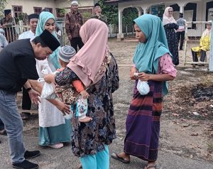 Warga Aek Bilah Senyum Sumringah Terima Takjil dari Ja’far Ritonga