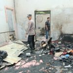 Personel Polsubsektor Simangambat saat mengecek kondisi Rumah permanen usai kebakaran