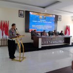 Kasat Lantas Polres Tapsel, AKP Dahnial Saragih, saat memberikan paparan dalam rapat koordinasi lintas sektoral bersama stake holder dan instansi terkait guna membahas pengamanan jelang Hari Raya 'Idul Fitri 1445 Hijriah