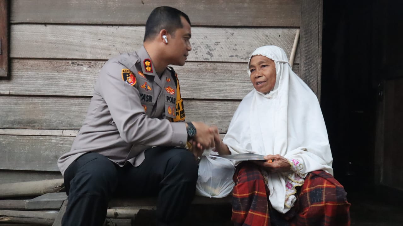 Kapolres Tapsel, AKBP Yasir Ahmadi, saat beri bantuan ke warga Pra Sejahtera