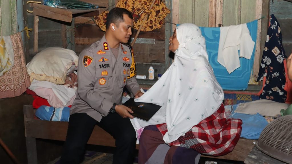 AKBP Yasir Sampaikan Keberkahan Ramadan ke Warga Pra Sejahtera Tunanetra Lewat Bantuan Tali Asih