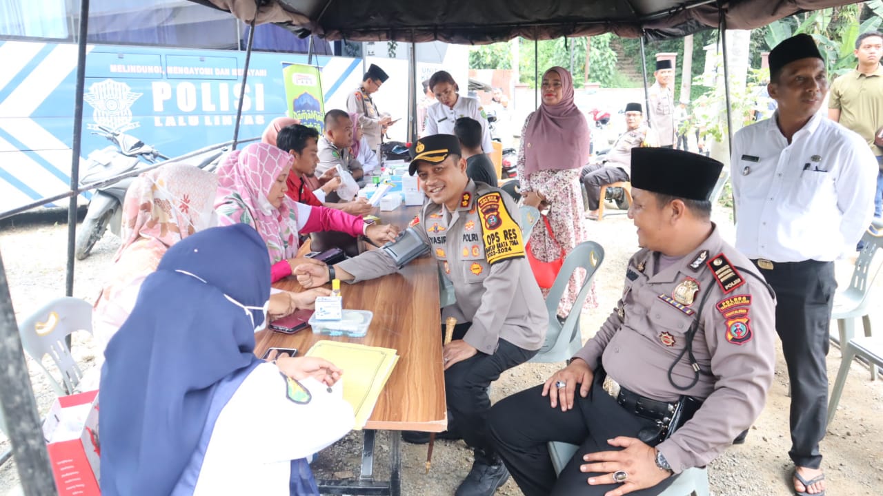 Kapolres Tapsel, AKBP Yasir Ahmadi, saat menjajal pelayanan pengobatan dan pemeriksaan kesehatan gratis dalam program Ramadan Berkah di Desa Tolang, Kecamatan Sayurmatinggi