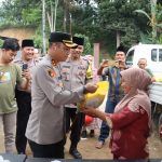 Keceriaan Kapolres Tapsel, AKBP Yasir Ahmadi, saat bagikan paket sembako murah di Desa Tolang, Kecamatan Sayurmatinggi