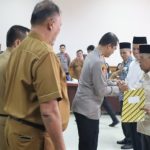 Kapolres Tapsel, AKBP Yasir Ahmadi, serahkan SKep tentang pembentukan Dewan Pengurus FKUB dan penyerahan SK Ormas FKUB Paluta