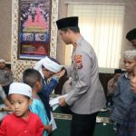 Sosok pengayom Kapolres Tapsel, AKBP Yasir Ahmadi, saat menyantuni sejumlah anak yatim
