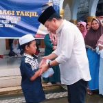 Dengan penuh kasih sayang, Ketua Umum LPU PDM, Jafar Syahbuddin Ritonga, saat berbagi takjil dengan salah satu anak menjelang berbuka puasa