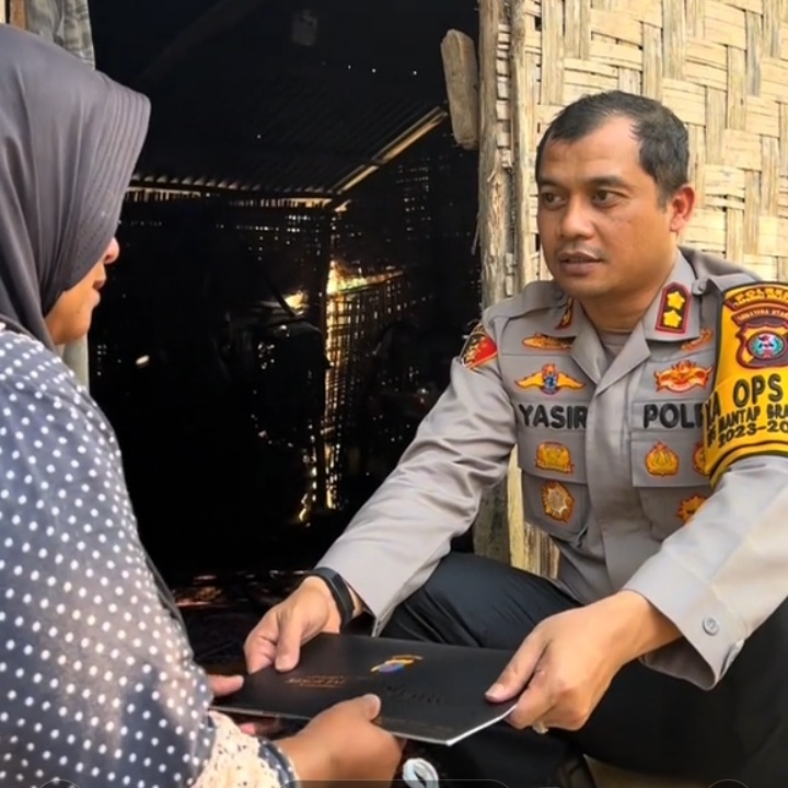 Kapolres Tapsel, AKBP Yasir Ahmadi, serahkan sembako dan tali asih ke warga Pra Sejahtera yang tak memiliki suami dan berjuang menyekolahkan tiga anaknya