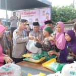 Ratusan Emak-emak, tampak mengerubungi Kapolres Tapsel, AKBP Yasir Ahmadi, yang mengadakan Pasar Murah dalam rangkaian program Ramadan Berkah Polres Tapsel