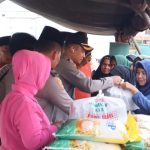 Kapolres Tapsel, AKBP Yasir Ahmadi, tampak membaur bersama Emak-emak guna menyerahkan sembako murah dalam program Ramadan Berkah Polres Tapsel