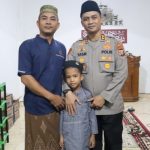 Salah satu jamaah Masjid di Desa Rondaman Dolok, Kecamatan Portibi, Kabupaten Padang Lawas Utara, mengajak anaknya untuk foto bareng Kapolres Tapsel, AKBP Yasir Ahmadi