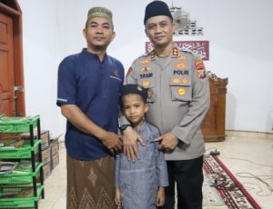 Jamaah Masjid Berebut Foto Bareng AKBP Yasir Usai Tarawih