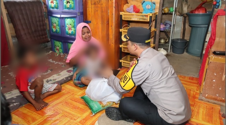 Kapolres Tapsel, AKBP Yasir Ahmadi, saat serahkan beras dan lainnya ke Ibu Jelita