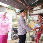 Kapolres Padangsidimpuan AKBP Dudung Setyawan, bersama Ketua Bhayangkari, Ny Liza Dudung Setyawan dan rombongan, saat menyerahkan bingkisan berupa sembako ke warga Pra Sejahtera dalam rangka Bakti Sosial HUT Kemala Bhayangkari Peduli ke-44