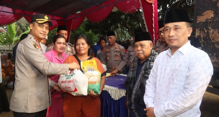 Kapolres Tapsel, AKBP Yasir Ahmadi, dan Pj Bupati Paluta, Patuan Rahmat Syukur P Hasibuan, menyerahkan bantuan ke warga Pra Sejahtera