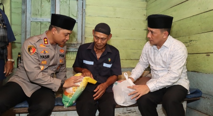 Kapolres Tapsel, AKBP Yasir Ahmadi, dan Pj Bupati Paluta, Patuan Rahmat Syukur P Hasibuan, menyerahkan bantuan ke seorang Bapak Pra Sejahtera