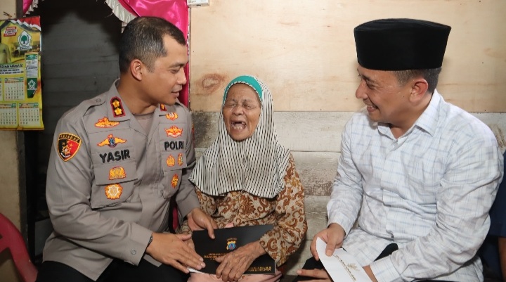 Kapolres Tapsel, AKBP Yasir Ahmadi, dan Pj Bupati Paluta, Patuan Rahmat Syukur P Hasibuan, menyerahkan bantuan ke nenek tunanetra Pra Sejahtera yang hidup sebatang kara