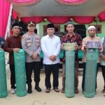 Kapolres Tapsel, AKBP Yasir Ahmadi, dan Pj Bupati Paluta, Patuan Rahmat Syukur P Hasibuan, usai penyerahan bantuan ambal ke Masjid Nurul Hidayah