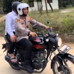 Kapolres Tapsel, AKBP Yasir Ahmadi, dan Pj Bupati Paluta, Patuan Rahmat Syukur P Hasibuan, tampak kompak mengenderai sepeda motor untuk beri bantuan ke nenek tunanetra Pra Sejahtera yang hidup sebatang kara