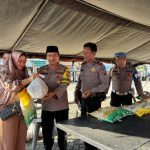 Waka Polres Tapsel, Kompol Rahman Takdir Harahap, dan Kapolsek Sipirok, Iptu Penggar M Siboro, serahkan sembako ke masyarakat