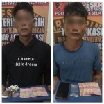 Gomblo dan Bagol, dua petani yang nyambi jadi pengedar sabu menunjukkan barang bukti usai tertangkap Tim Unit Reskrim Polsek Batang Angkola