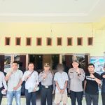 Kapolsek Padang Bolak, AKP Harun Manurung, bersama Kanit Reskrim, Iptu Aswin Manurung, usai menangkap seorang petani pemilik beberapa paket sabu