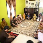 Kajari Padangsidimpuan, Dr Lambok MJ Sidabutar, beserta rombongan dan stakeholder terkait lainnya, saat memberikan trauma healing ke orangtua dan korban asusila
