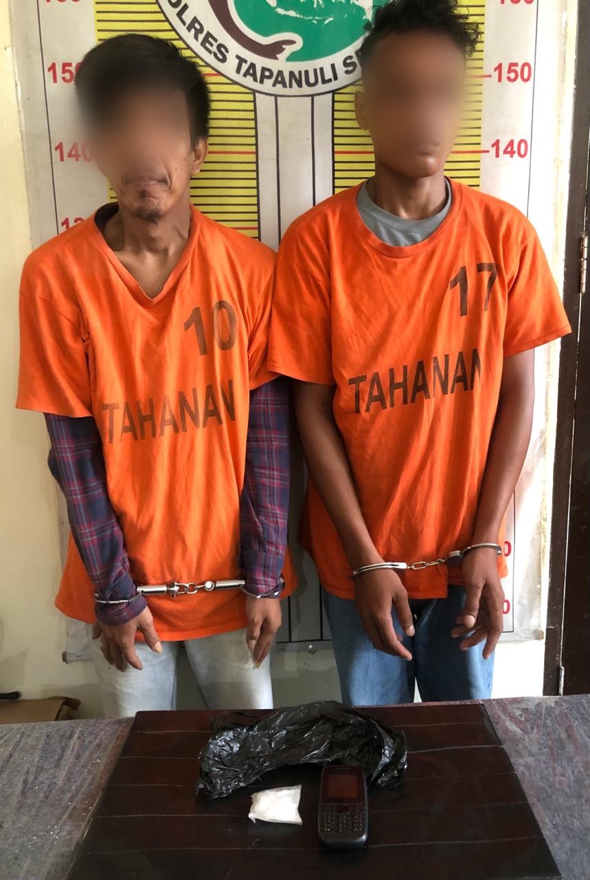 Kurir sabu, TPH dan kawannya, AS, usai ditangkap Tim dari Sat Resnarkoba Polres Tapsel lantaran bawa sabu dari Kabupaten Labusel